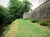 Schloss Cazeneuve - Spazierweg am Fusse der Ringmauer des Schlosses, dem Fluss Ciron entlang