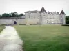 Schloss Cazeneuve - Allee gesäumt von Rasenflächen führend zum Schlosseingang