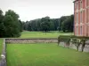 Schloss von Chamarande - Departements Besitz von Chamarande: Schlossfassade und Wassergräben, mit Blick auf den Schlosspark mit Baumpflanzungen und Rasenflächen