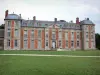 Schloss von Chamarande - Departements Besitz von Chamarande: Schlossfassade im Stil Ludwig XIII. und Allee gesäumt von Rasenflächen