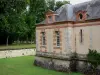 Schloss von Chamarande - Departements Besitz von Chamarande: Fassade der Nebengebäude, Wassergräben und Schlosspark mit Baumpflanzung