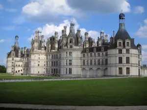 Schloß Chambord - Renaissanceschloss, Rasen und Wolken im blauen Himmel