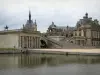 Schloß von Chantilly - Schloß, bergend das Museum Condé, Grand Degré (grosse Treppe) und Wasserfläche