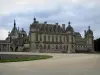 Schloß von Chantilly - Schloß bergend das Museum Condé, Kapelle und Wasserfläche