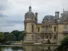 Schloß von Chantilly - Schloß, Wassergraben und Bäume des Parks