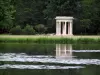 Schloß von Chantilly - Park: englischer Garten: Tempel von Venus, Wasserfläche und Bäume