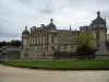 Schloß von Chantilly - Schloß bergend das Museum Condé, Wassergraben, Rasen und Weg