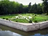 Schloß Chenonceau - Garten Catherine de Médicis mit seinem Wasserbecken, seinen Parterres und seinen Sträuchern, Bäume und Burggraben