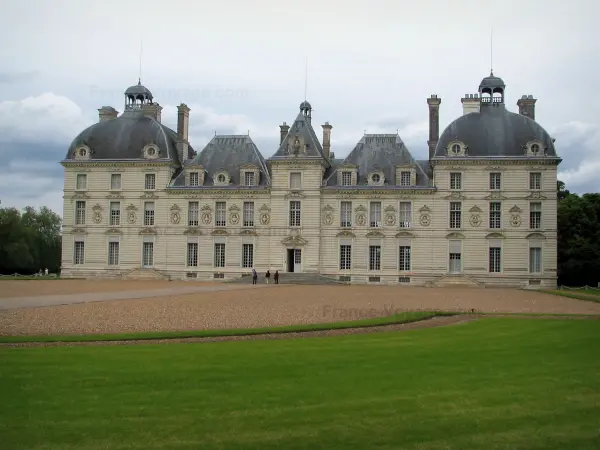 Schloß von Cheverny - Schloß klassischen Stiles, Rasen, Allee und bewölkter Himmel