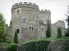 Schloss von Chouvigny - Mittelalterliche Burg mit ihren Türmen mit Zinnen; im Tal der Sioule (Schluchten der Sioule)