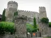 Schloss von Chouvigny - Eingang der mittelalterlichen Burg; im Tal der Sioule (Schluchten der Sioule)