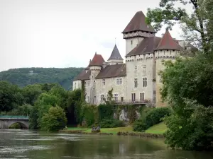 Schloß von Cléron - Schloß, Fluss Loue und Bäume am Wasserrand