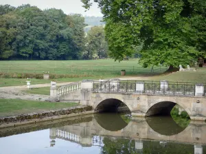 Schloß von Commarin - Brücke, die sich im Wasser des Grabens widerspiegelt