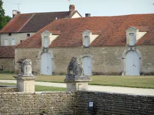 Schloß von Commarin - Statuen von Löwen und Commons