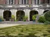 Schloss von Courances - Schloss, Topfpflanzen und Buchsbaumbeet des französischen Gartens