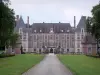 Schloss von Courances - Ehrenallee, gesäumt von Rasen, führend zum Schloss im Stil Ludwig XIII.