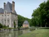 Schloss von Courances - Teil des Schlosses, Parkhäuschen, Wassergräben und mit Bäumen bestandener Schlosspark