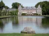 Schloss von Courances - Schloss im Stil Ludwig XIII. sich im Gewässer Miroir (Wasserspiegel) widerspiegelnd