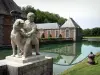Schloss von Courances - Standbild (Skulptur), Wassergräben und Schloss Nebengebäude