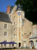 Schloss Courtanvaux - Kleines Schloss und sein Türmchen geschmückt mit einer Uhr; auf der Gemeinde Bessé-sur-Braye