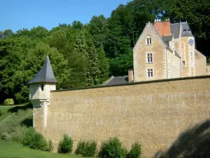 Schloss Courtanvaux - Warte, Fassade des kleinen Schlosses und Schlosspark; auf der Gemeinde Bessé-sur-Braye