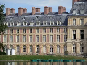 Schloß von Fontainebleau - Fassade des Palastes von Fontainebleau (Grosser Pavillon und Flügel Ludwig XV.), Karpfenteich und Garten