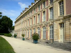 Schloß von Fontainebleau - Palast von Fontainebleau: Flügel Ludwig XV. und Allee