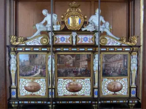 Schloß von Fontainebleau - Im Palast von Fontainebleau: Galerie Assiettes: Schatulle, bedeckt mit Porzellan-Tafeln aus Sèvres, schildernd die Heirat des Herzogs von Orléans mit der Prinzessin Helene von Mecklembourg-Schwerin