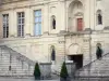 Schloß von Fontainebleau - Palast von Fontainebleau: Hof Fontaine: Flügel Belle Cheminée und seine zwei Treppen mit Geländer rechts