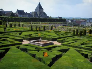 Schloß und Gärten von Villandry - Ziergarten mit Blick auf die Kirche und die Häuser des Dorfes