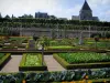 Schloß und Gärten von Villandry - Blumen und Gemüse des Gemüsegartens mit Blick auf die Kirche und die Häuser des Dorfes