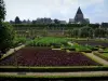 Schloß und Gärten von Villandry - Gemüse des Gemüsegartens mit Blick auf die Kirche und die Häuser des Dorfes