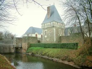 Schloß von Goulaine - Schloß, Bäume und Wassergraben