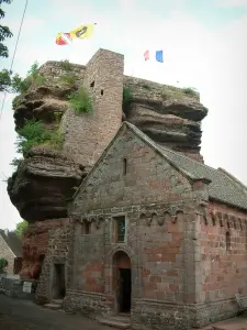 Schloß Haut-Barr - Romanische Kapelle und grosser Felsen mit Fahnen