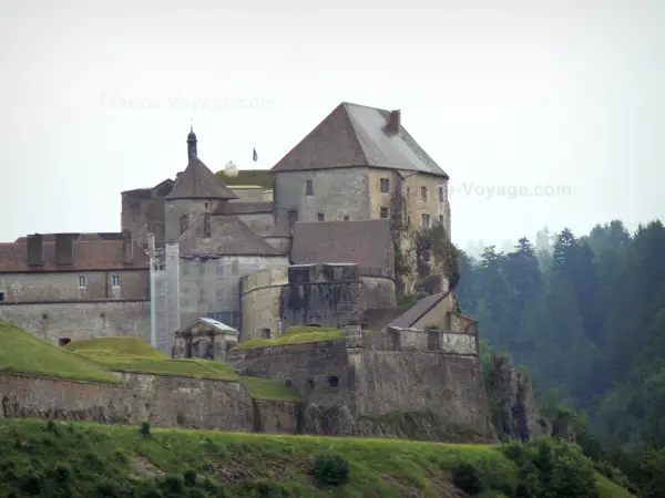 Schloß Joux - Burg (Fort) bergend ein Museum mit alten Waffen, in La Cluse-et-Mijoux