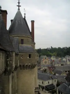 Schloß Langeais - Turm der Festung mit Blick auf die Häuser der Stadt