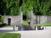 Schloß Longpra - Brunnen und Eingangsgitter des Schlosses; auf der Gemeinde Saint-Geoire-en-Valdaine