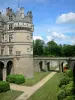 Schloss von Le Lude - Runder Turm, Fassade Franz I. (Renaissancestil) und trockene Wassergräben des Schlosses; auf der Gemeinde Le Lude