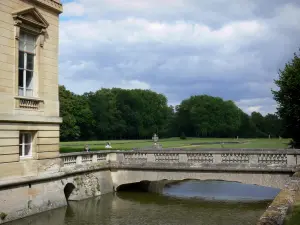 Schloss Marais - Teil des Schlosses im Stil Ludwig XVI., Wassergräben und französischer Garten im Hintergrund; auf der Gemeinde Le Val-Saint-Germain