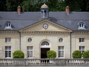 Schloss Marais - Fassade der Nebengebäude; auf der Gemeinde Le Val-Saint-Germain