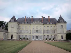 Schloß Montgeoffroy - Schlossfassade, Allee umgeben mit Rasen, in Mazé, im Tal Authion