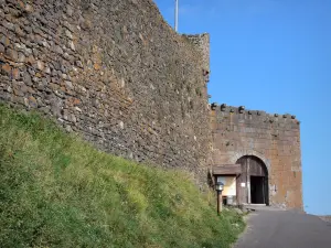 Schloß von Murol - Befestigtes Tor (Eingang der Festung); im Regionalen Naturpark der Vulkane der Auvergne, im Massiv der Berge Dore