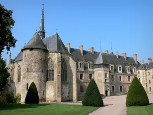 Schloss La Palice - Gotische Kapelle, Schlossfassade, Ehrenhof und zurückgeschnittene Sträucher; in Lapalisse