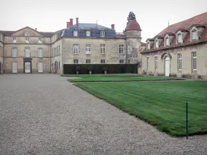 Schloß von Parentignat - Fassade des Schlosses, Hauptgebäude, Rasen und Allee