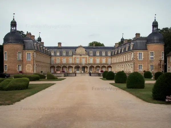 Schloß von Pierre-de-Bresse - Schloß bergend das Ecomusée der burgundischen Bresse und Weg gesäumt von zurückgeschnittenen Sträuchern