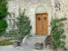 Schloss Pompadour - Tor und Schlossfassade geschmückt mit blühenden Kletterrosen