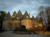 Schloss Pompadour - Eingangsschlösschen mit Gewitterhimmel