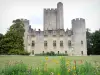 Schloss Roquetaillade - Blumenbeet des Schlossparks vorne, mit Blick auf das neue Schloss
