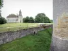 Schloss Roquetaillade - Wassergräben des neuen Schlosses mit Blick auf die Kapelle des Besitzes Roquetaillade