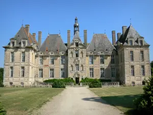 Schloss von Saint-Loup-sur-Thouet - Fassade des Schlosses; auf der Gemeinde Saint-Loup-Lamairé, im Tal des Thouet